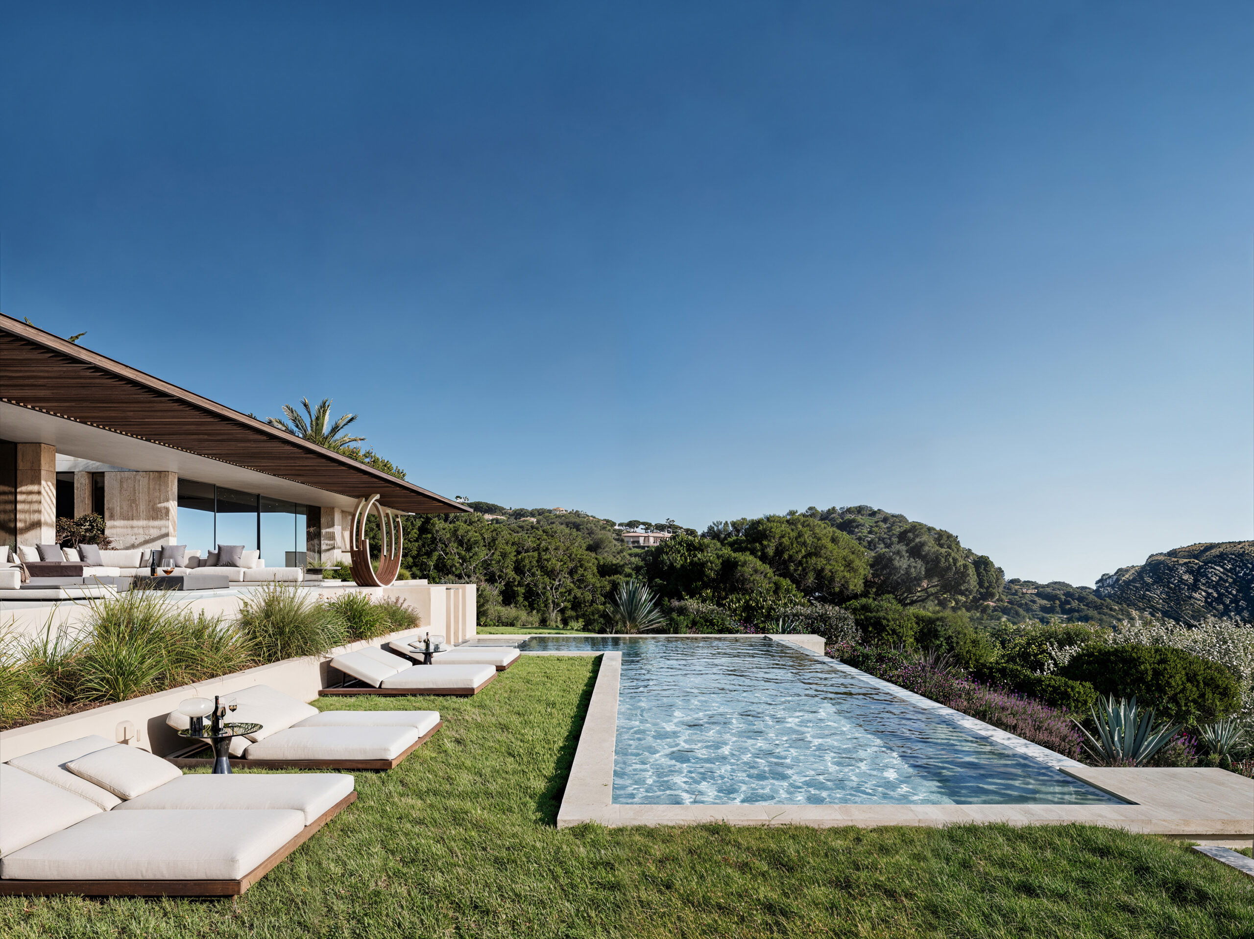 Luxury villa for sale French Riviera - infinity pool with Gulf of Saint-Tropez view